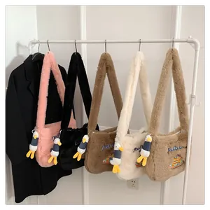 Collection de sacs bandoulière en peluche avec pendentifs canard et broderies fines