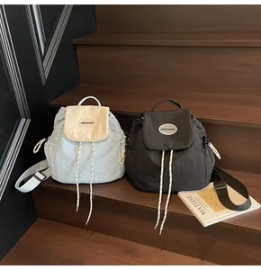 Dettaglio dello zaino leggero in nylon con chiusura a coulisse e toppa logo