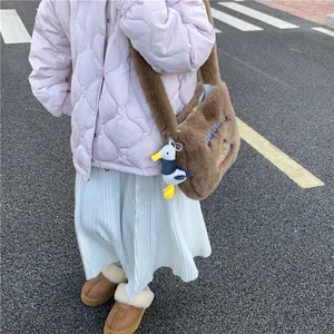 Sac fourre-tout en peluche marron avec breloque canard et broderie arc-en-ciel