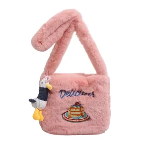 Sac fourre-tout rose en peluche avec broderie Delicious et pendentif oiseau mignon