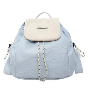 Zaino leggero in nylon blu e beige con chiusura a coulisse per viaggi quotidiani