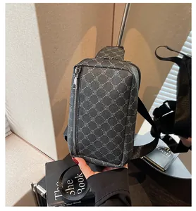 Makro-Detail der grauen Herren-Brusttasche mit Karomuster und silbernem Reißverschluss