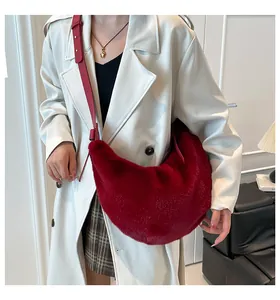 Sac croissant en fausse fourrure rouge foncé porté par un mannequin pour l'hiver