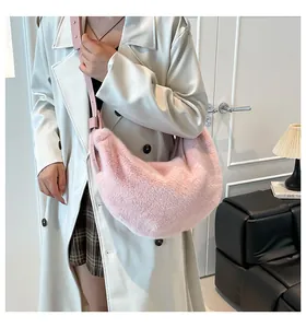 Gros plan détaillé d'un sac demi-lune en fausse fourrure rose avec bandoulière en cuir