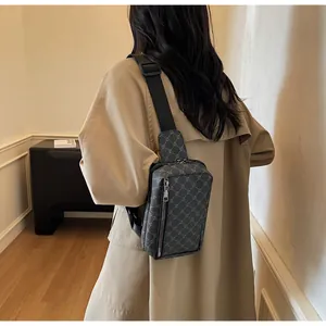 Nahaufnahme einer grauen Monogramm-Brusttasche für Herren, getragen von einem Model