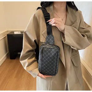 Nahaufnahme der anthrazitfarbenen Brusttasche mit Rautenmuster und verstellbarem Gurt