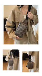 Detailansicht der Herren-Brusttasche mit braunem geometrischem Muster im Vintage-Stil