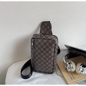 Detailaufnahme der braunen Brusttasche mit Monogramm-Muster und Metall-Reißverschluss