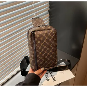 Detailansicht des Retro-Monogramm-Musters und Reißverschlusses der braunen Herren-Brusttasche