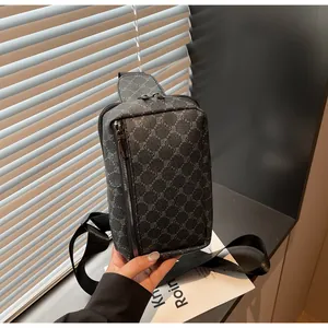 Nahaufnahme der grauen Monogramm-Brusttasche mit Frontreißverschluss und Webband