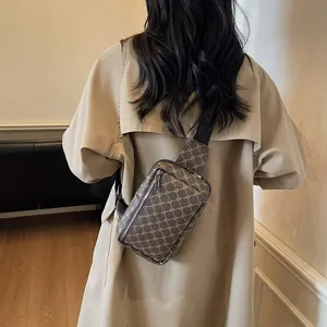 Herren-Brusttasche aus braunem Segeltuch mit Monogramm und verstellbarem Gurt