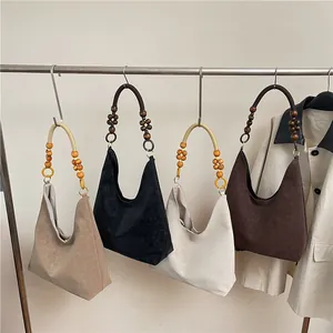 Sacs hobo minimalistes avec bandoulière en perles de bois en beige, noir et brun