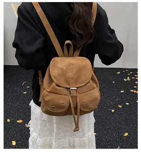 Sac à dos vintage marron en suédine avec boucles, idéal pour l'automne et les voyages
