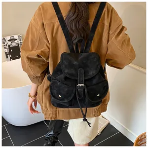 Vue détaillée d'un sac à dos noir mat avec deux poches sur le dos d'un mannequin