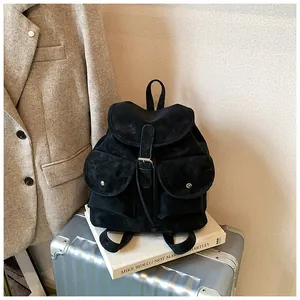 Détail du sac à dos rétro noir en daim avec cordon de serrage et boucle argentée