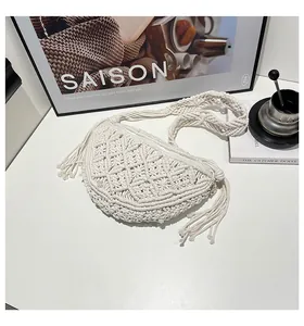 Détail macro du sac bandoulière blanc fait main en macramé avec finitions à franges
