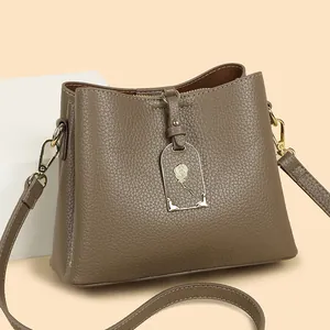 Sac Seau Vintage en Cuir PU Texture Litchi pour Femme Avec Pendentif Rose Sac à Épaule Bandoulière Décontracté Quotidien