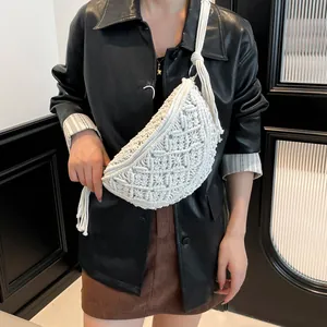 Sac demi-lune blanc tissé avec glands bohèmes et textures géométriques complexes