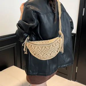 Sac bandoulière demi-lune beige tissé main avec texture paille et pompons