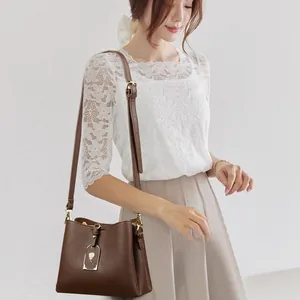 Sac seau en cuir marron avec pendentif rose doré et bandoulière réglable chic