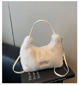Détail du sac à main en fausse fourrure crème avec étiquette love every day et bandoulière