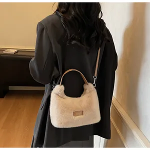 Sac à main en peluche beige avec bandoulière et patch 'Love every day' sur modèle
