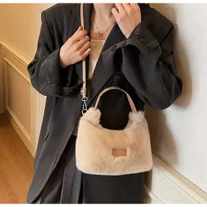 Détail du sac à main en fausse fourrure avec patch en cuir et bandoulière en PU réglable