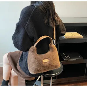 Vue de dos d'un mannequin portant un sac en peluche marron avec bandoulière en cuir