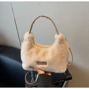 Détail d'un sac à main beige en fausse fourrure douce avec poignée en cuir pour l'hiver