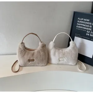 Détail des sacs à main en fausse fourrure pelucheuse en beige et kaki avec sangles