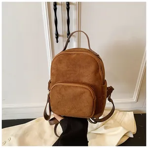 Detail des Mini-Rucksacks mit Leopardenmuster, brauner Wildlederoptik und Goldzippern
