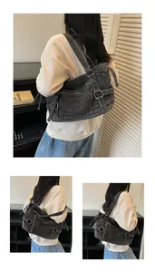Détail du sac croissant en jean gris foncé avec lettrage Fashion en relief et sangle