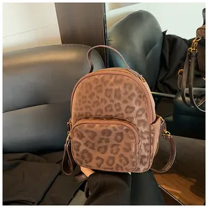Detailaufnahme von Mini-Rucksack mit braunem Leopardenmuster aus Kunstfell und Gold-Reißverschluss