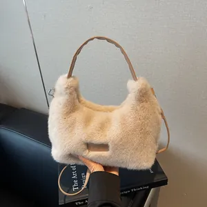 Sac à main chic en peluche crème avec étiquette Love Every Day et bandoulière amovible