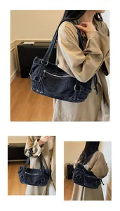Détails d'un sac cabas vintage en denim montrant l'inscription Fashion et des ferrures