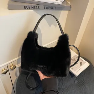 Sac à main chic en fausse fourrure noire avec poignées en cuir et bandoulière d'hiver