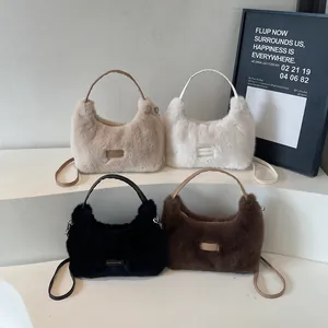 Sac bandoulière en peluche beige, blanc, noir et marron avec écusson Love Every Day