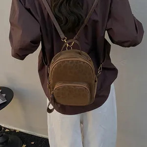 Mini-Rucksack mit Leopardenmuster für Damen, verstellbare Riemen in Lifestyle-Umgebung
