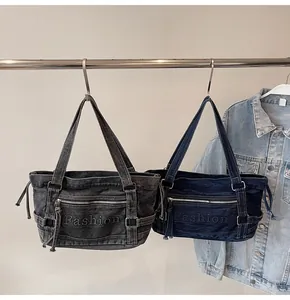 Détail de sacs cabas en denim vintage gris et bleu avec texte Fashion en relief