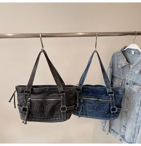 Détail de sacs cabas en denim vintage avec broderie Fashion et poches à fermeture éclair