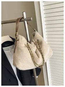 Detailansicht der beigen Plüsch-Umhängetasche mit Goldkette und Leder-Schultergurt