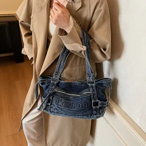 Sac croissant en jean rétro avec broderie Fashion et détails de style motard