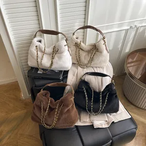 Plüsch-Hobo-Handtaschen aus Kunstpelz mit Goldketten in Weiß, Beige, Braun und Schwarz
