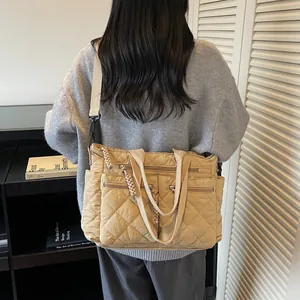 Khaki gesteppte Nylon-Tragetasche mit großer Kapazität für Reisen in legerem Lifestyle-Ambiente