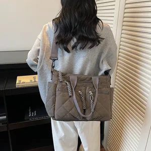 Gesteppte dunkelbraune Nylon-Tragetasche mit vielen Taschen und verstellbarem Gurt