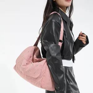 Sac à bandoulière rose en suédine avec rivets argentés et large sangle pour femme