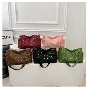 Sacs bandoulière minimalistes à rivets en suédine, collection multicolore avec sangle large