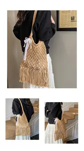 Detailansicht der beigen Baumwolltasche mit langen Fransen und Spitzen-Schleife