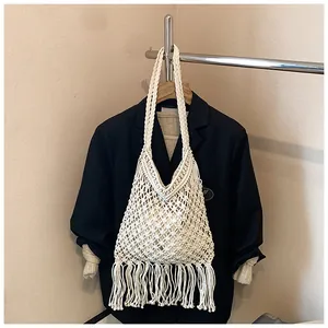 Detailansicht der handgefertigten cremefarbenen Baumwolltasche mit Boho-Fransen und Rautenmuster