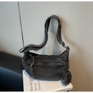 Details der dunkelgrauen gewaschenen Denim-Halbmondtasche mit rundem Kleingeldfach